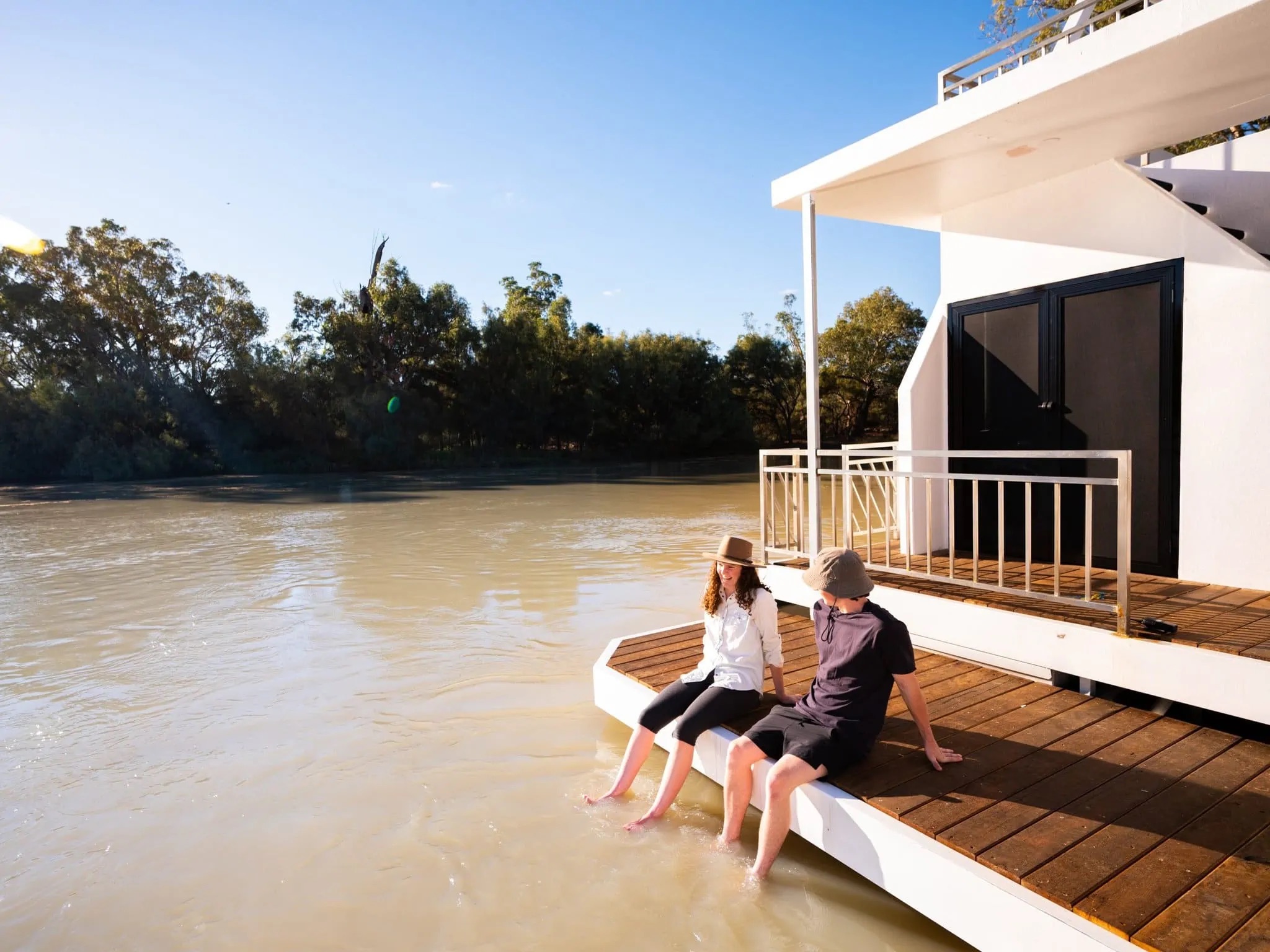 SA riverland houseboat